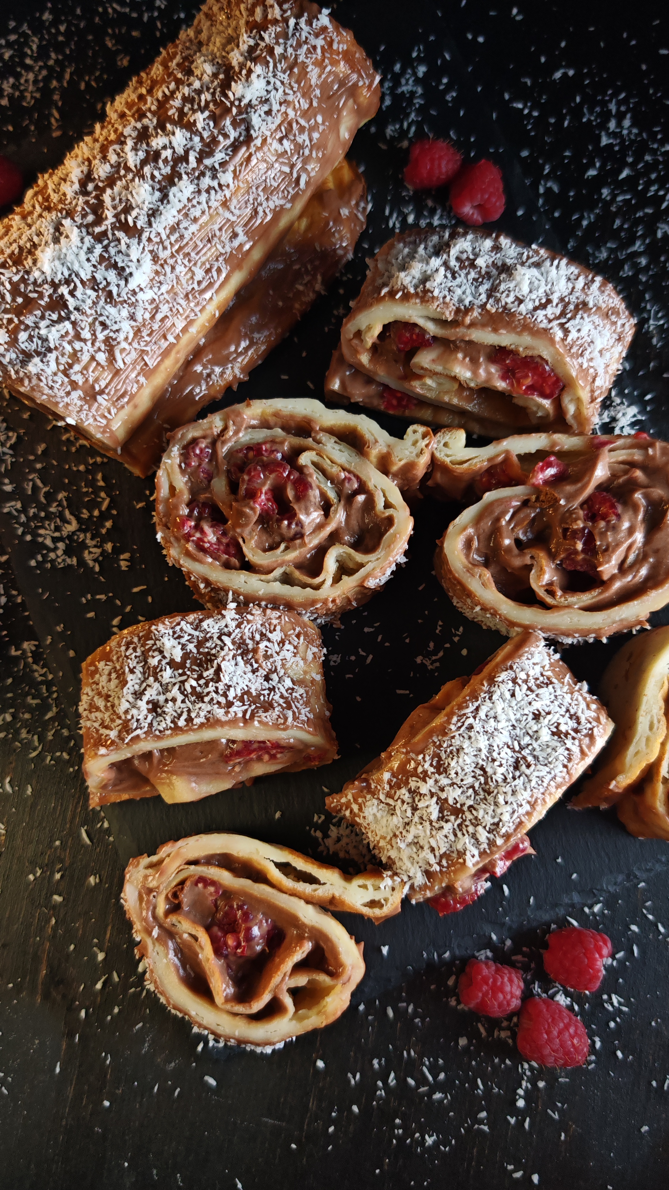 Ruladă de clătite cu Nutella și zmeură - Rețeta ușoară și delicioasă