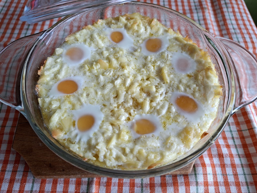 Mămăliguță în straturi, cu brânză de burduf și ouă de prepeliță