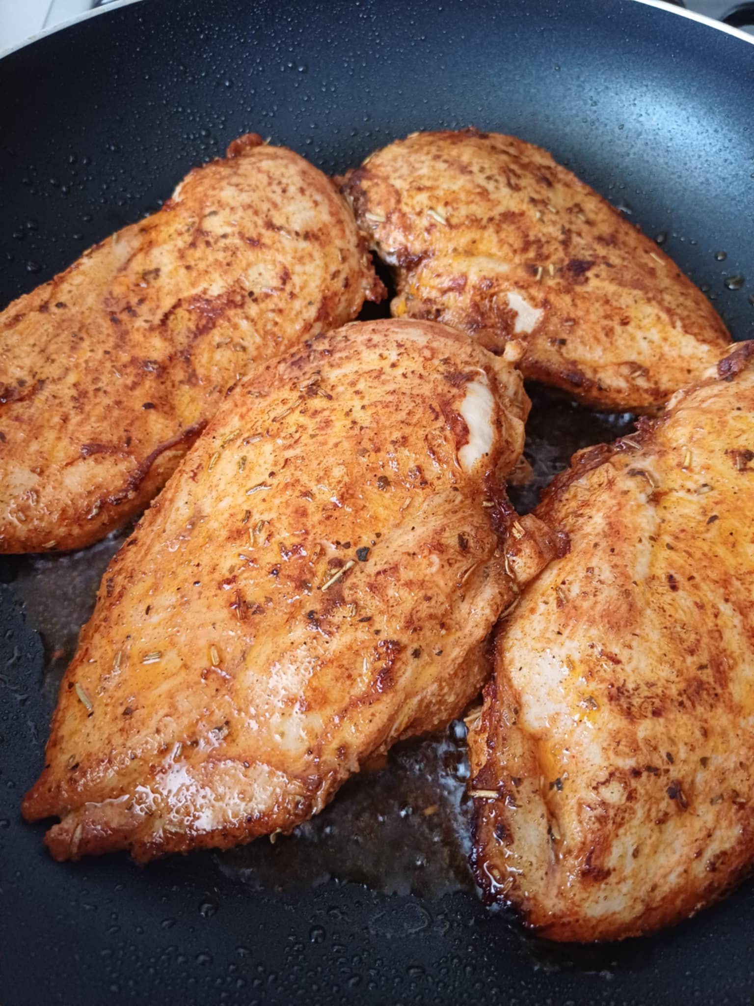 Piept de pui cu sos de ardei copti si smantana - Aromat si gustos