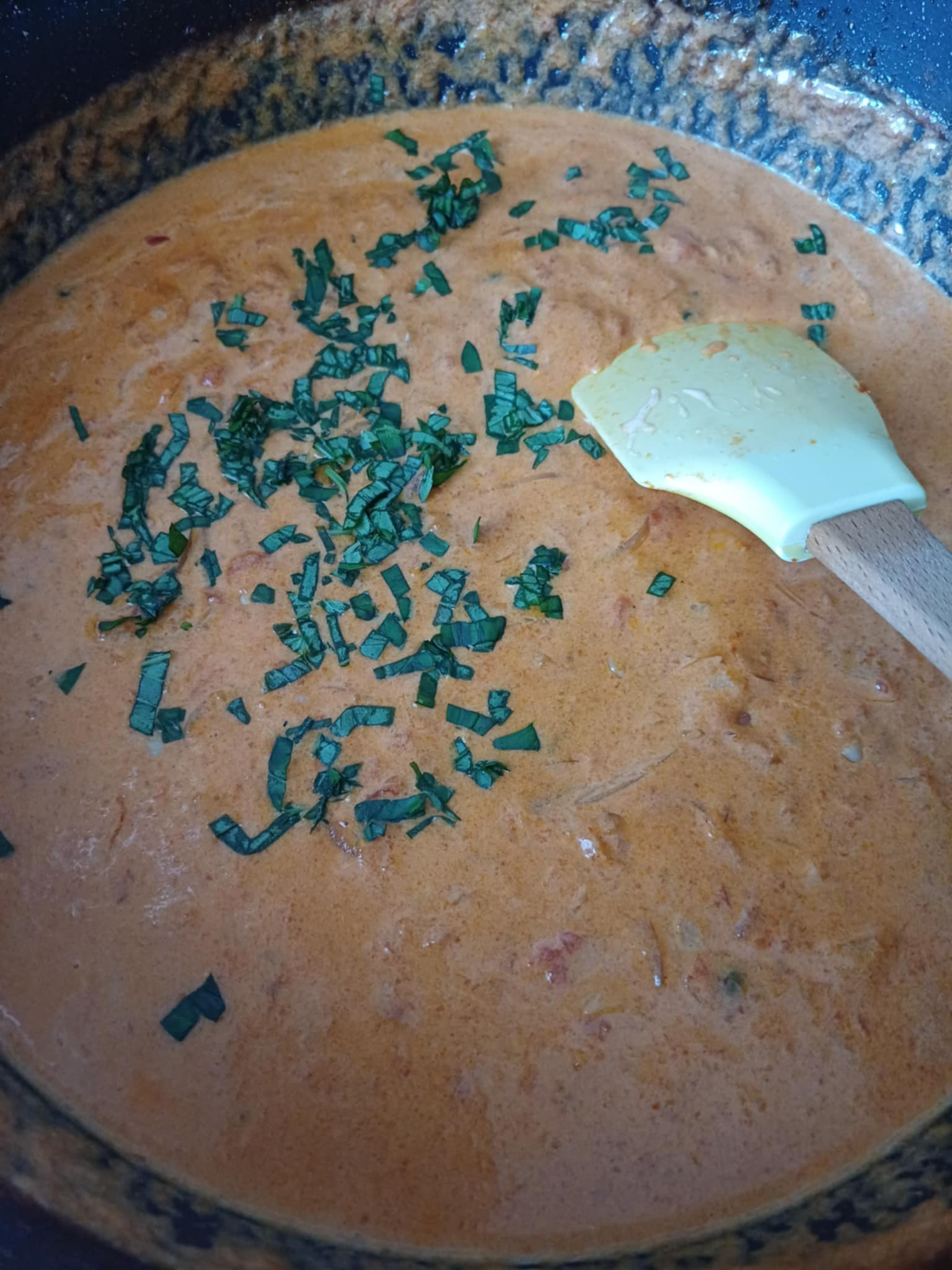 Piept de pui cu sos de ardei copti si smantana - Aromat si gustos