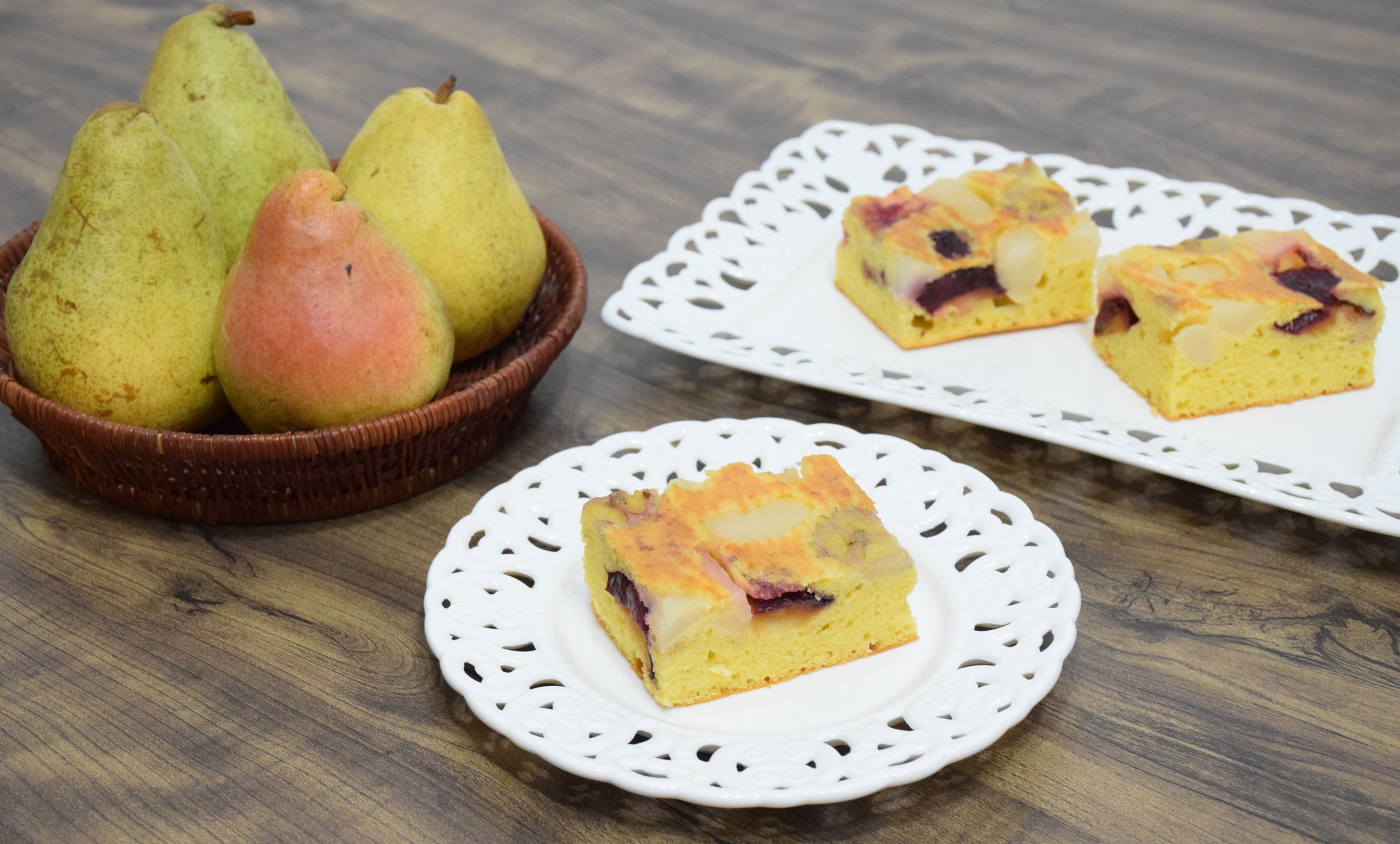Prajitura rasturnata cu prune, pere si banane