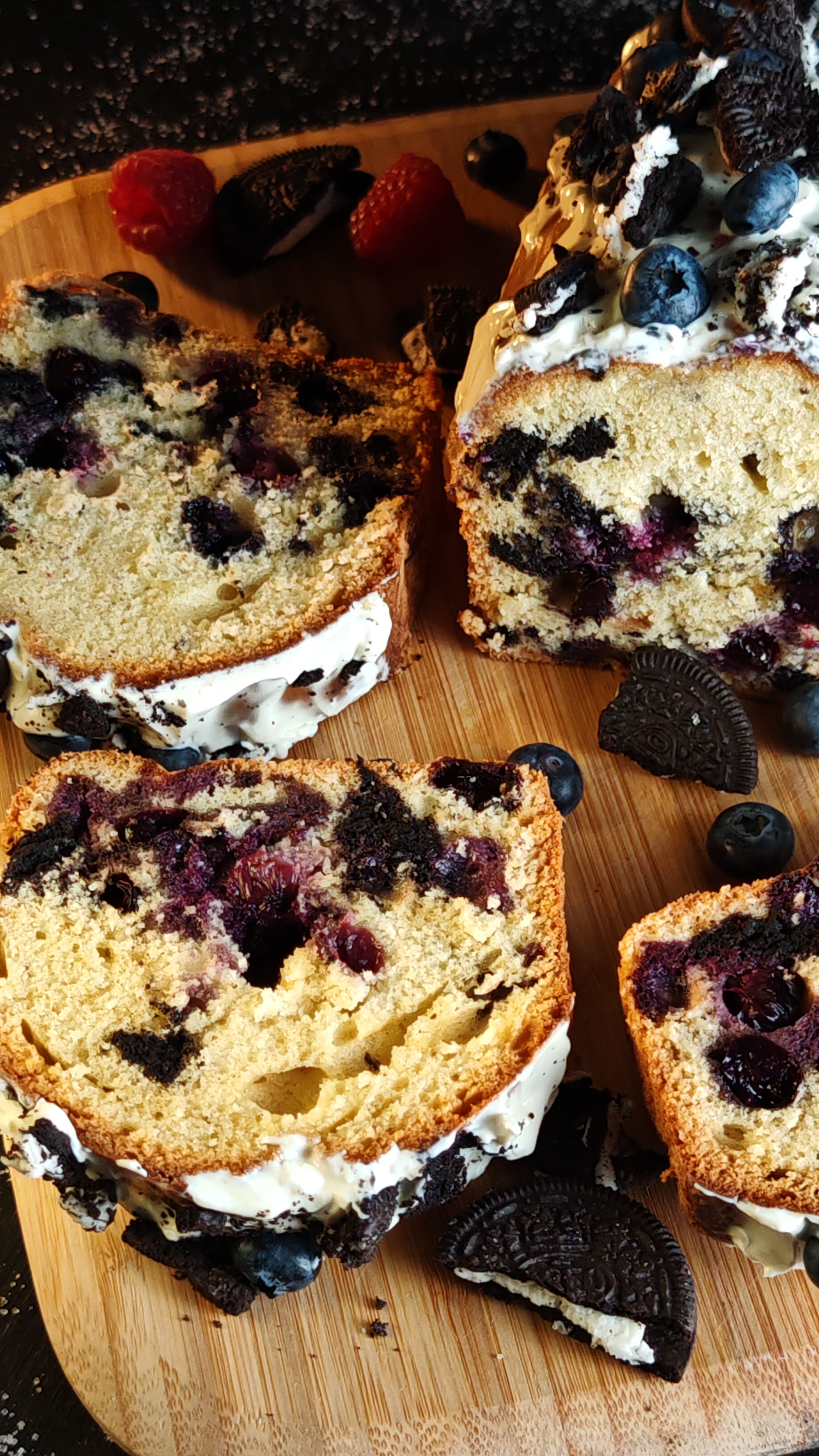 Chec cu Oreo și afine - Deliciu pufos și aromat