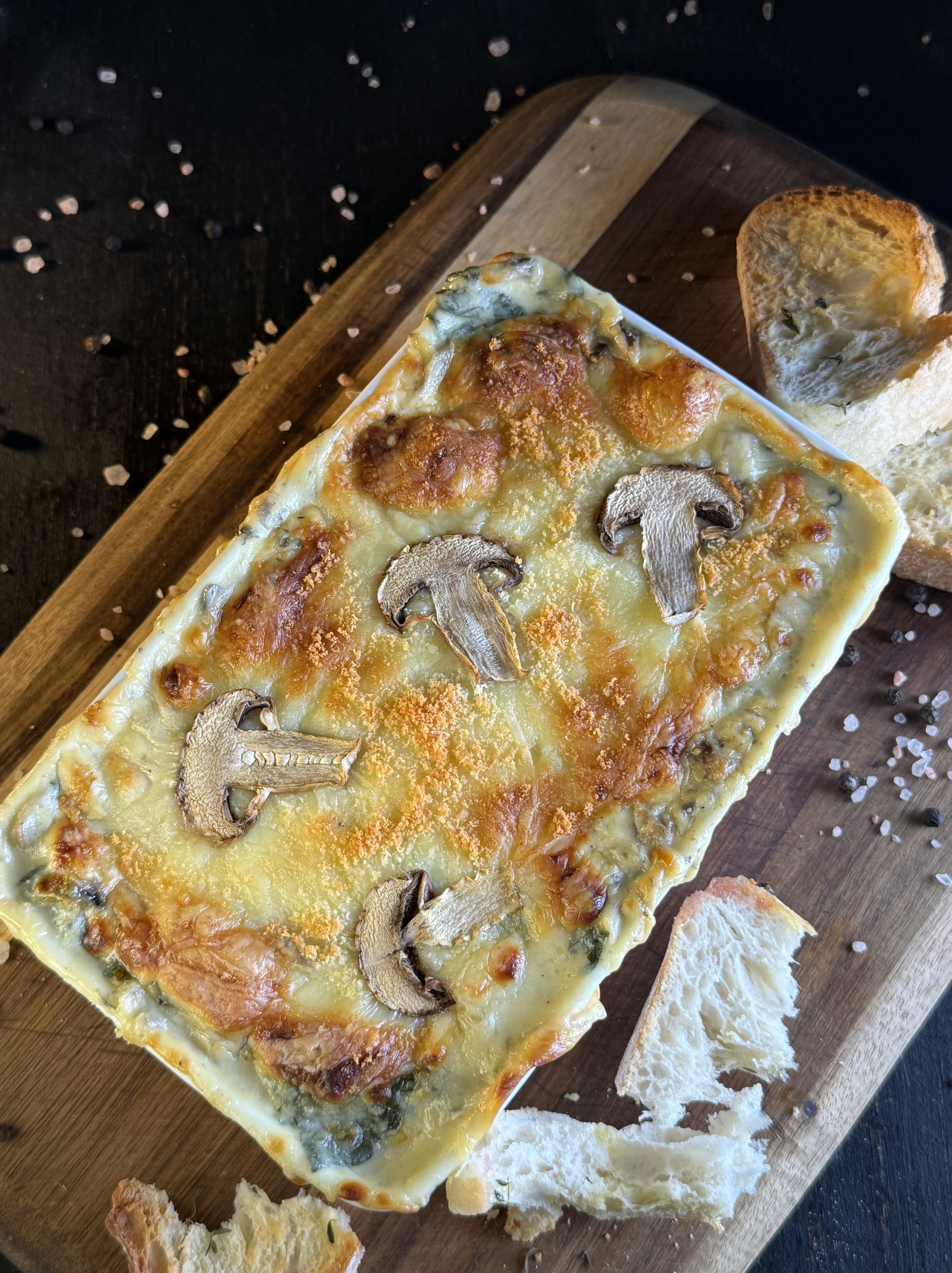 Ciuperci gratinate, cu spanac și cremă de brânză la cuptor - Un preparat sățios și savuros