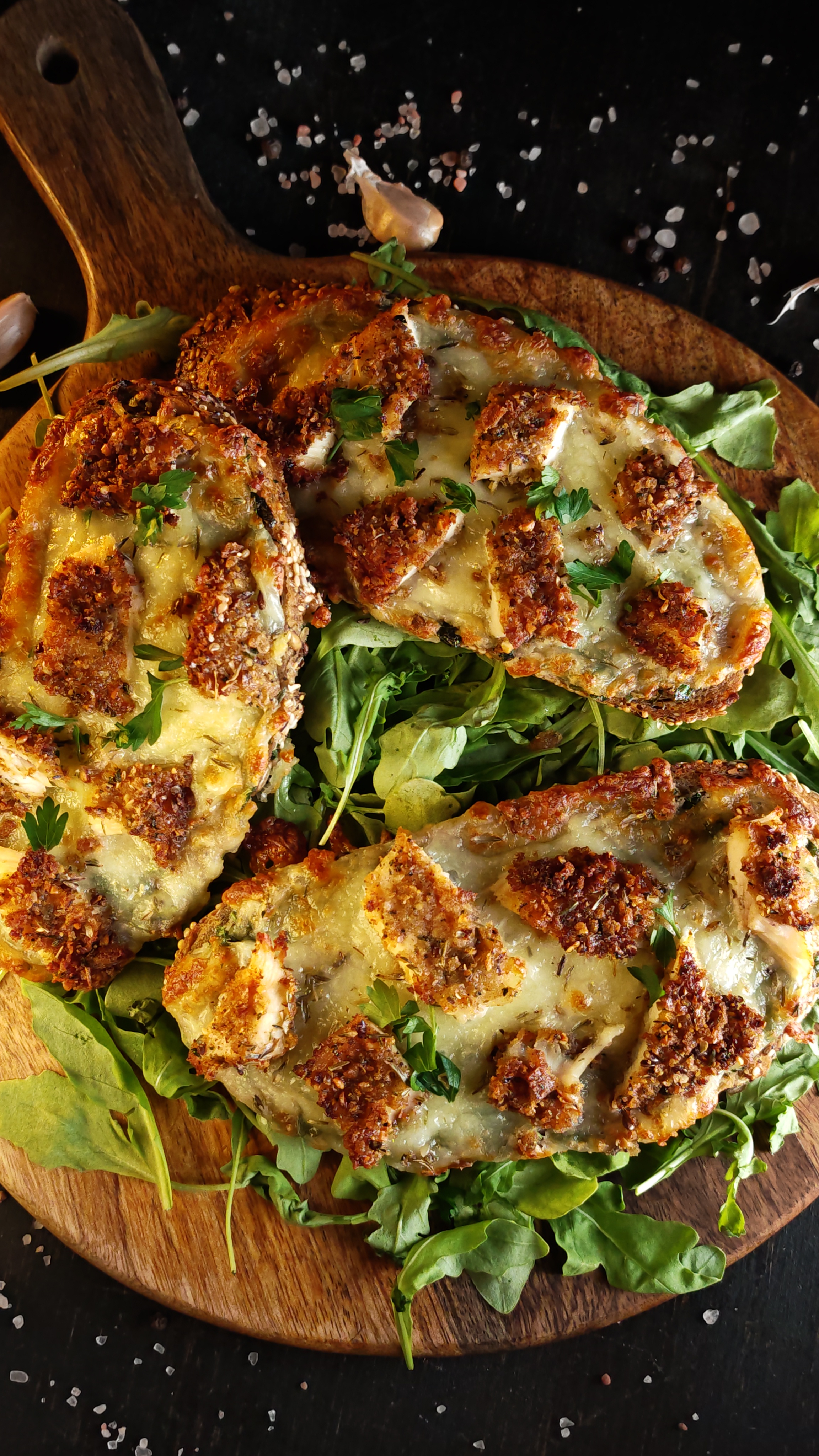 Garlic bread cu șnițel crocant – rețeta simplă care te cucerește prin savoare