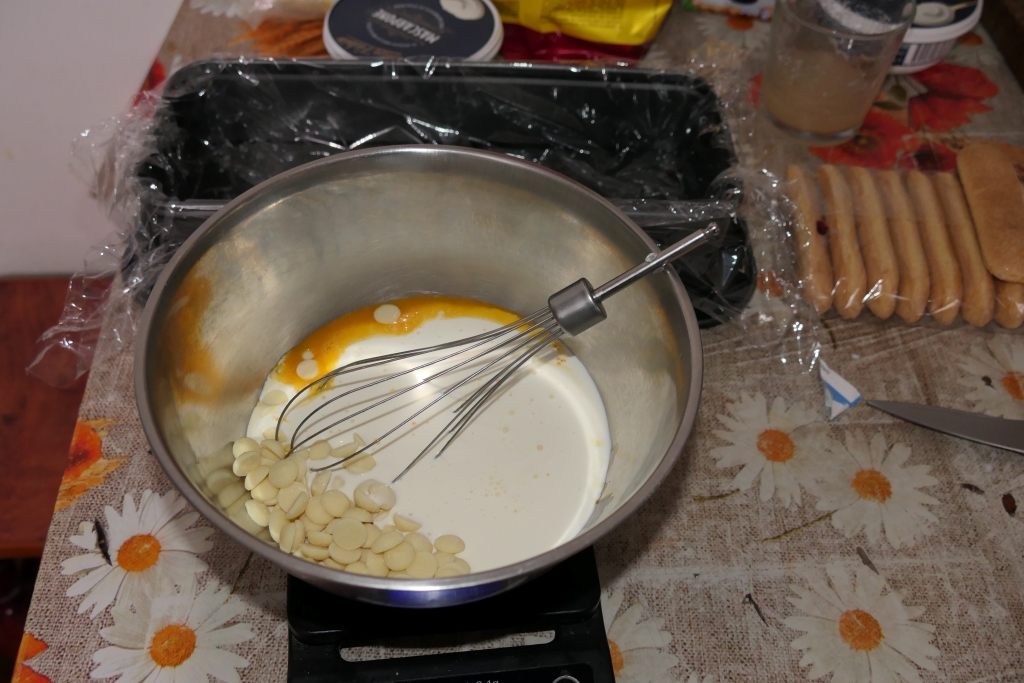 Desert cu cirese din dulceata de cirese negre amare