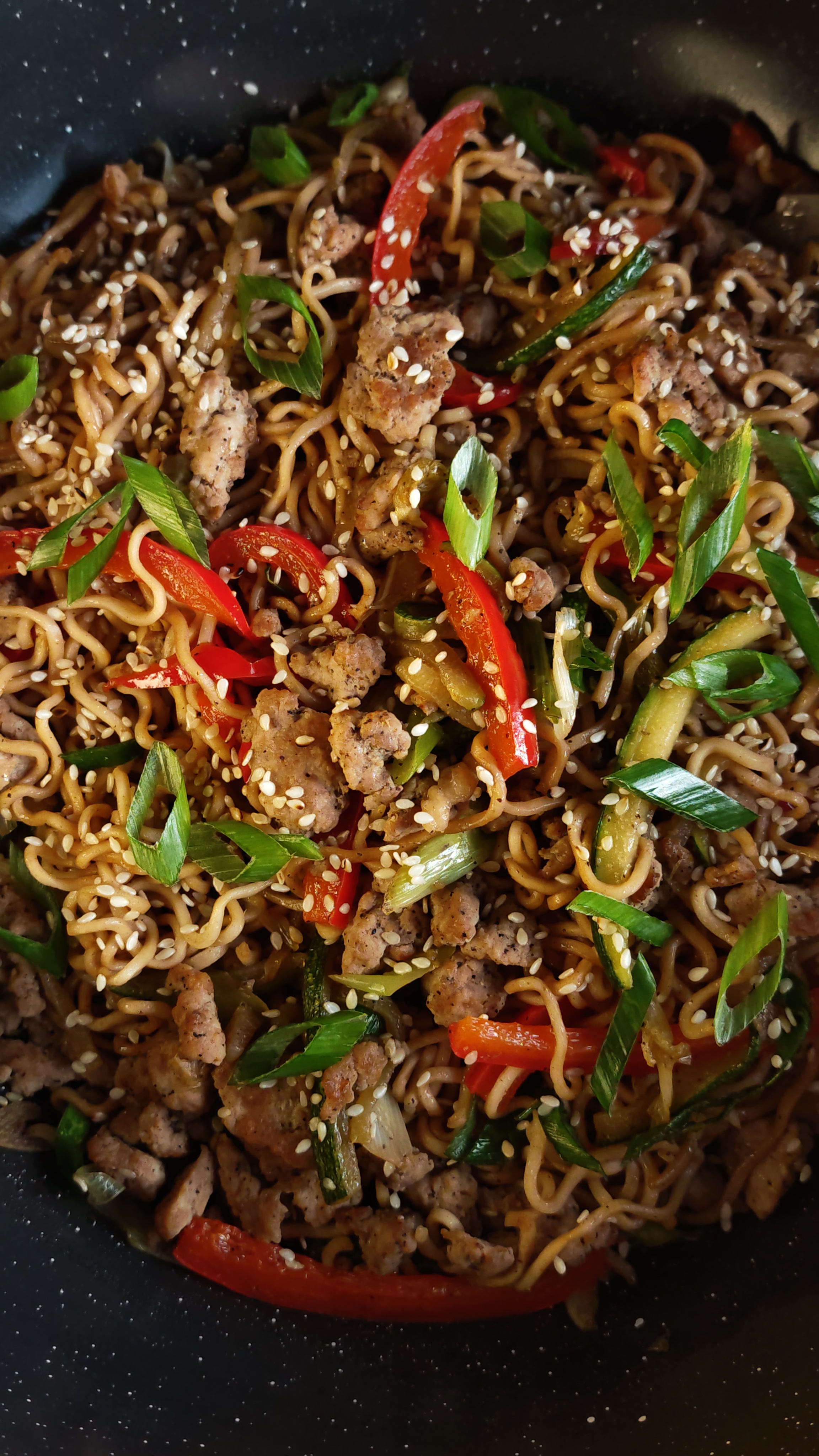 Noodles cu carne tocată de curcan - Un preparat rapid, gustos și plin de aromă