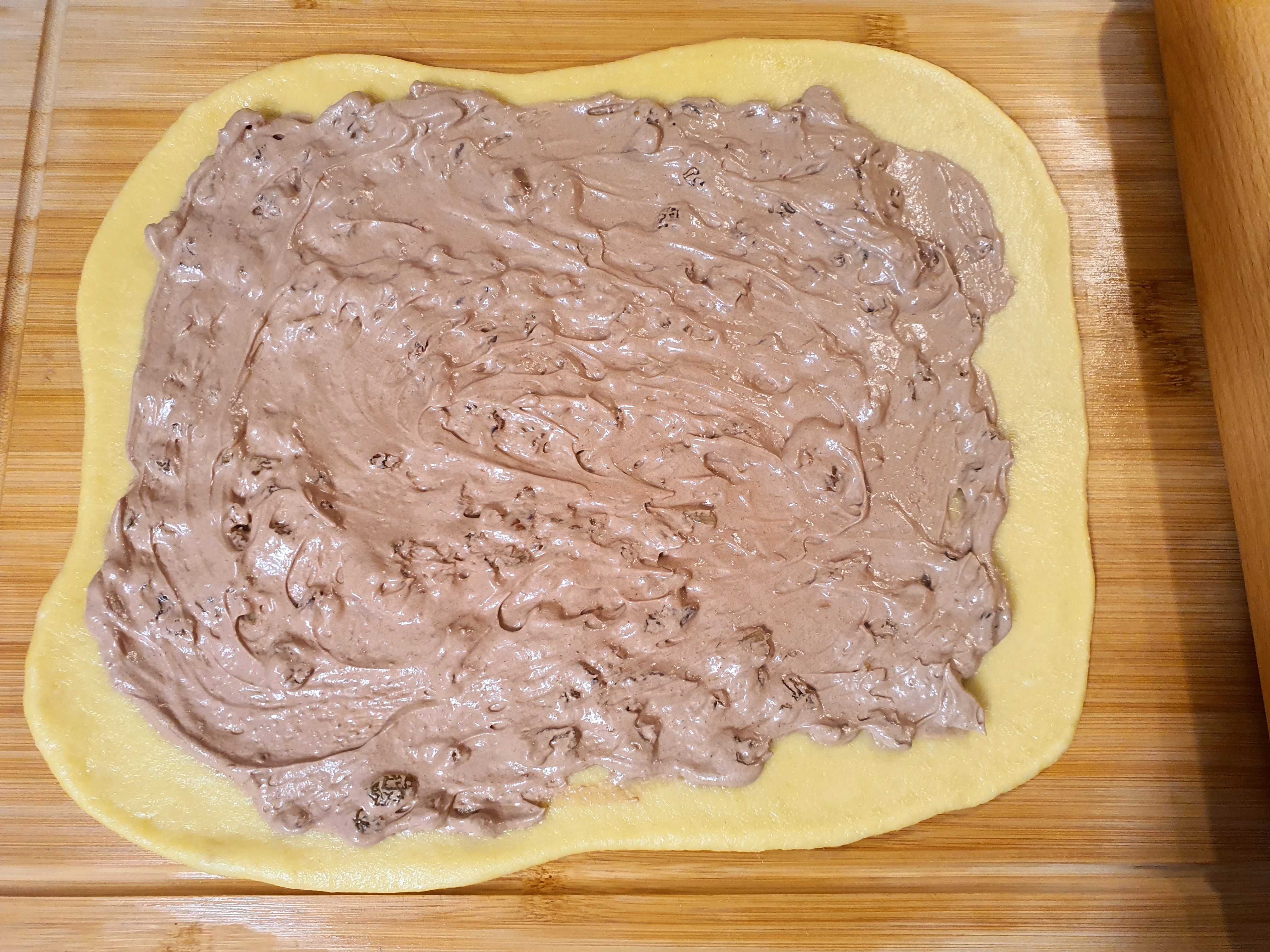 Cozonaci impletiti, umpluti cu cacao, stafide, nuci si mult rahat