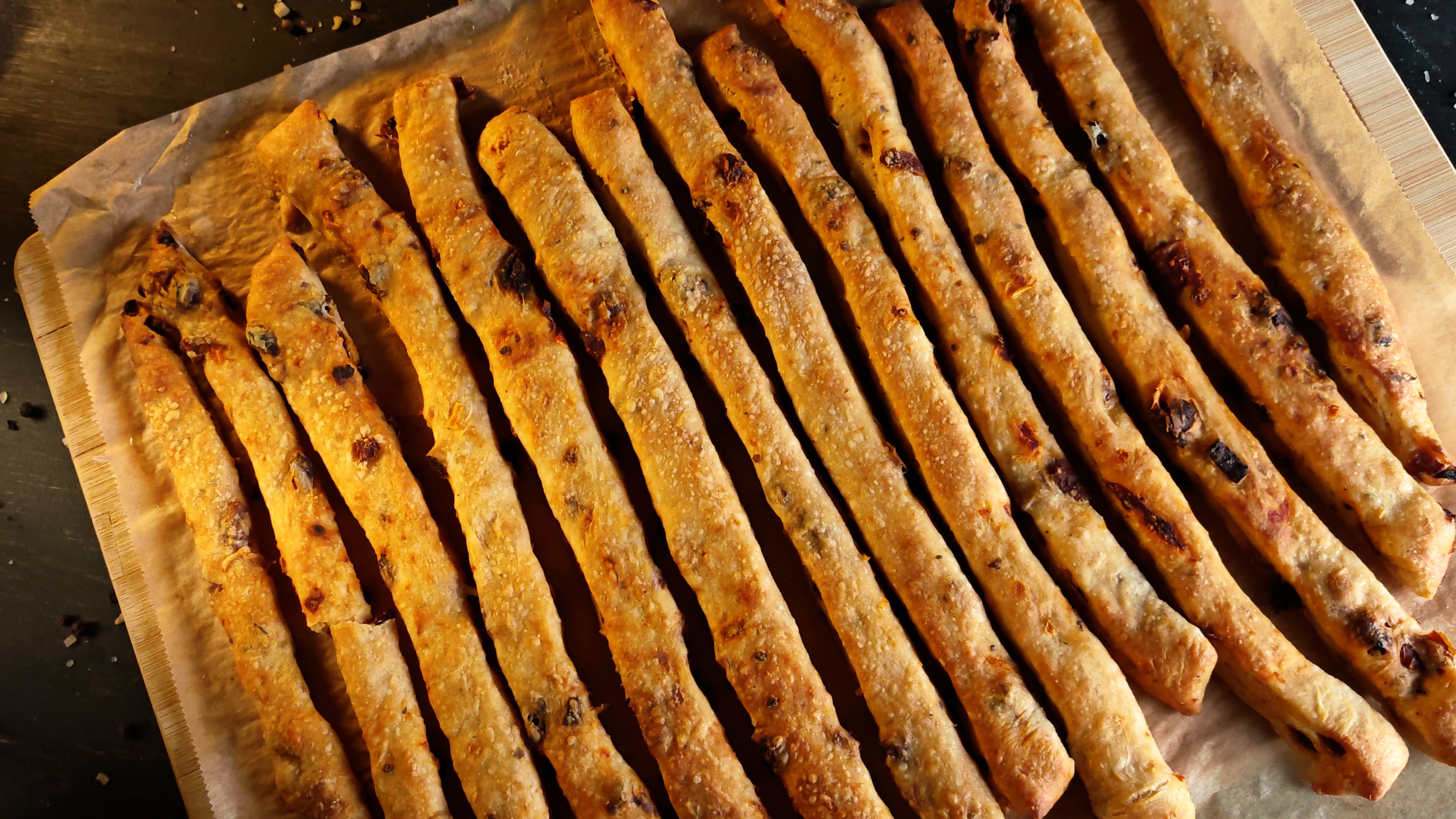 Grisine cu roșii uscate - Rețeta ușoară pentru o gustare delicioasă