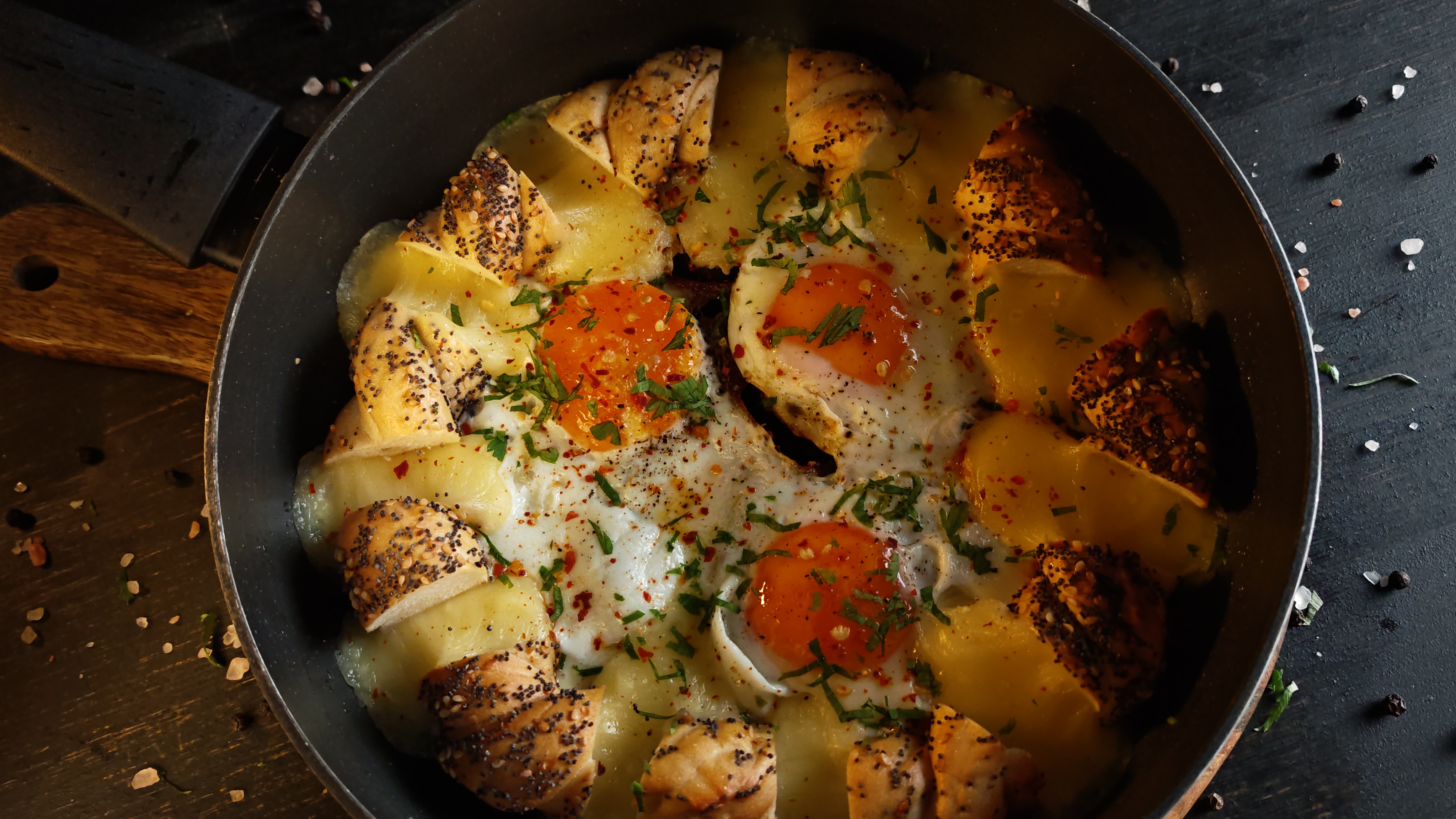 Ouă ochiuri cu brânză gouda și covrigi - Mic dejun rapid și savuros