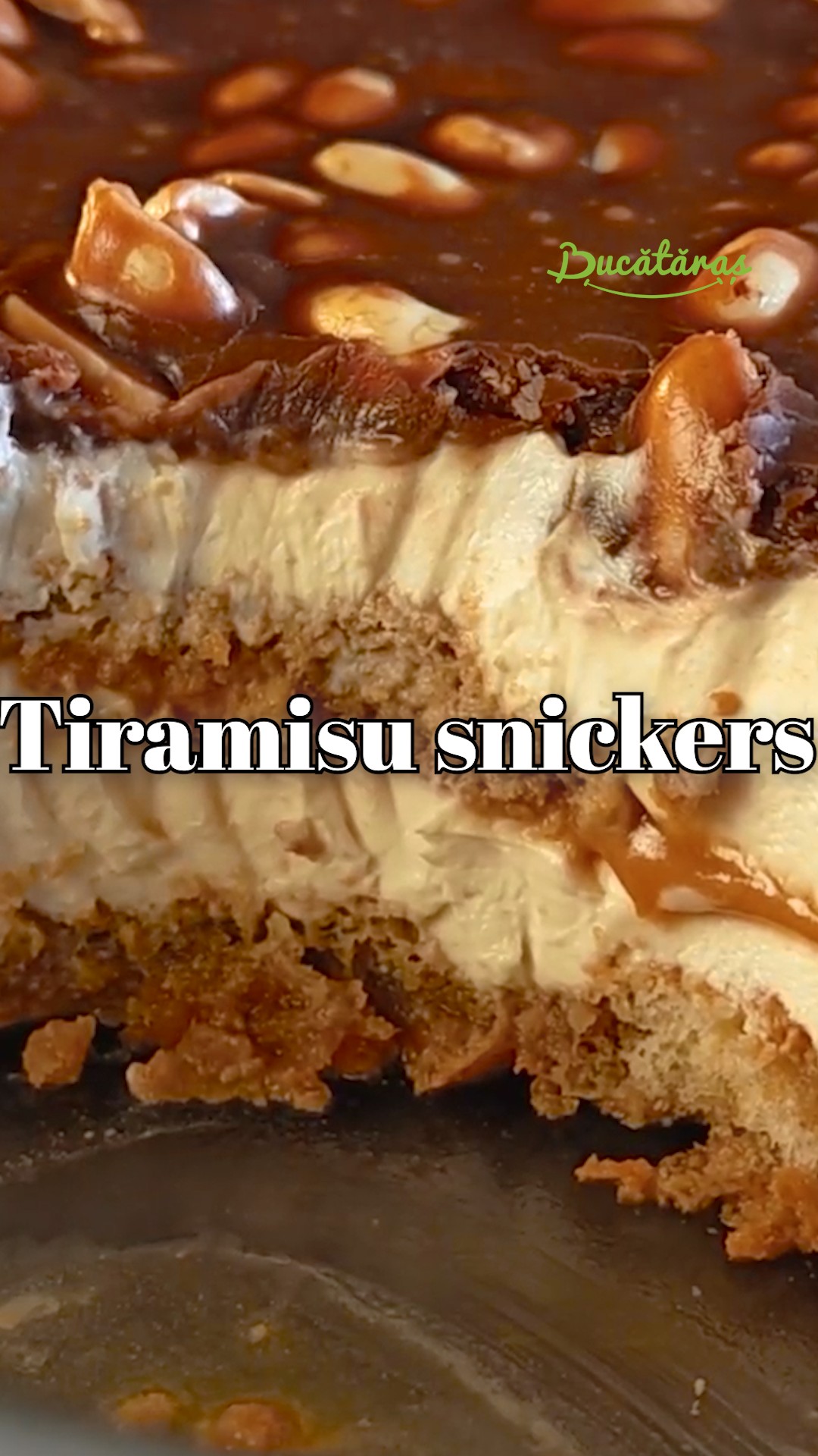 Tiramisu Snickers – desert cremos cu mascarpone, caramel și arahide crocante