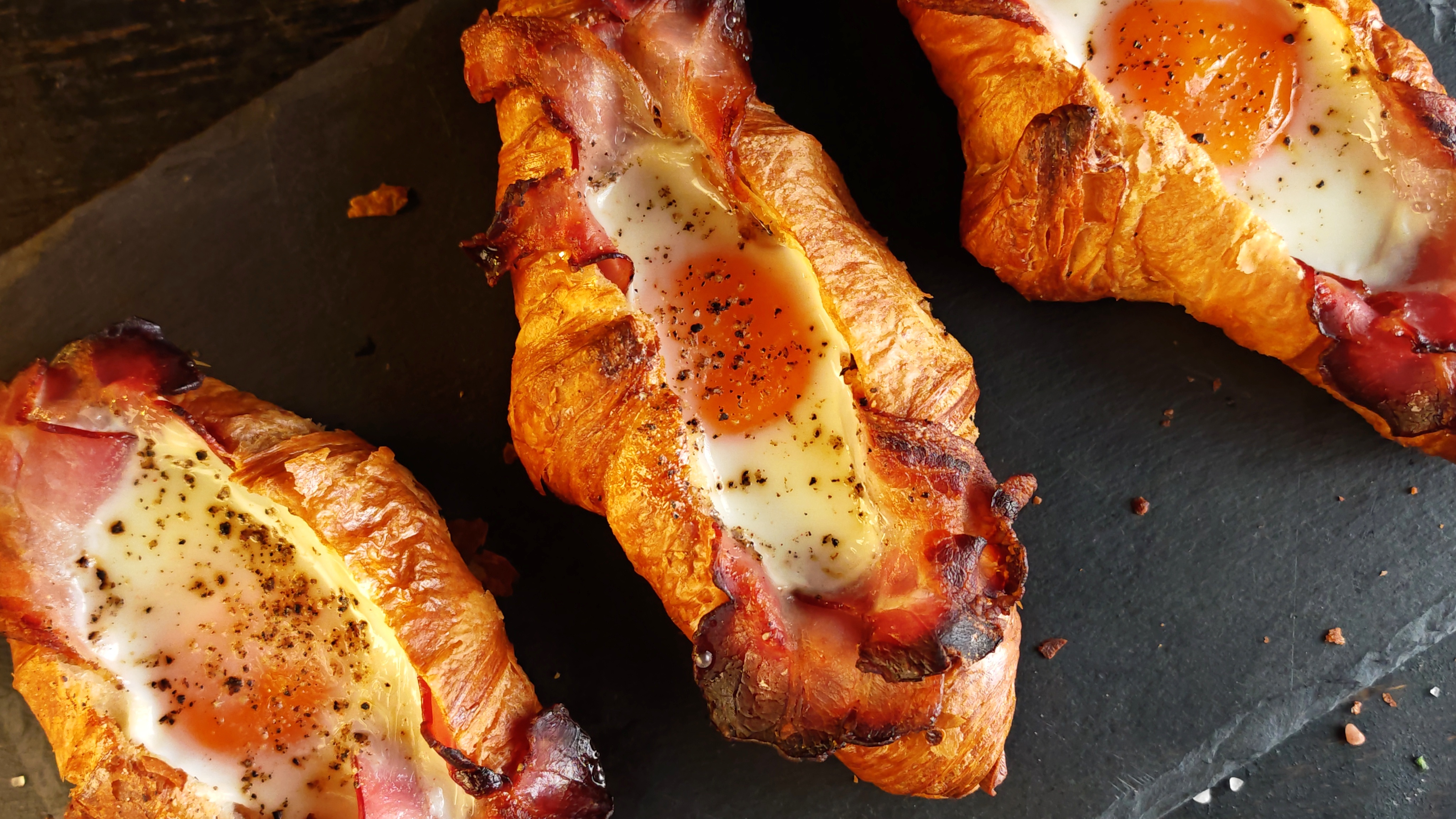 Croissante cu brânză și bacon - Rețeta simplă la cuptor