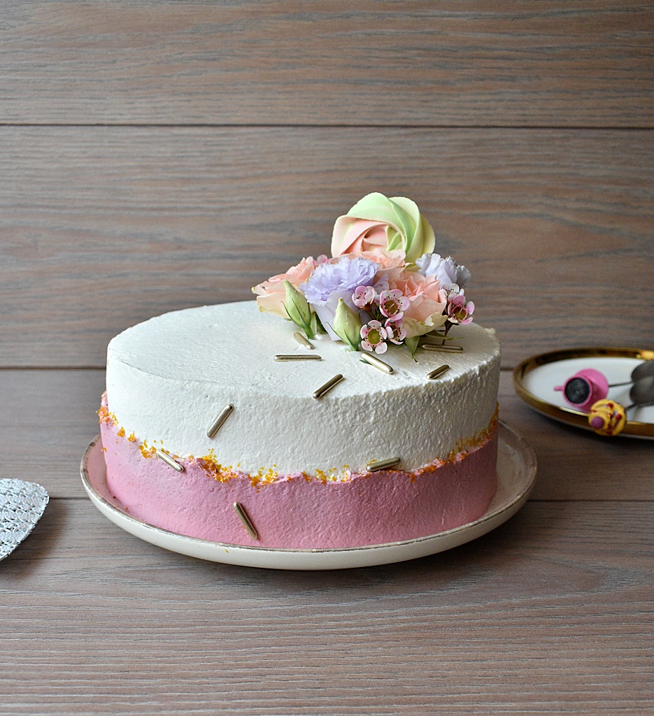 Tort cu crema de fistic, ciocolata si zmeura - Reteta delicioasa si aromata
