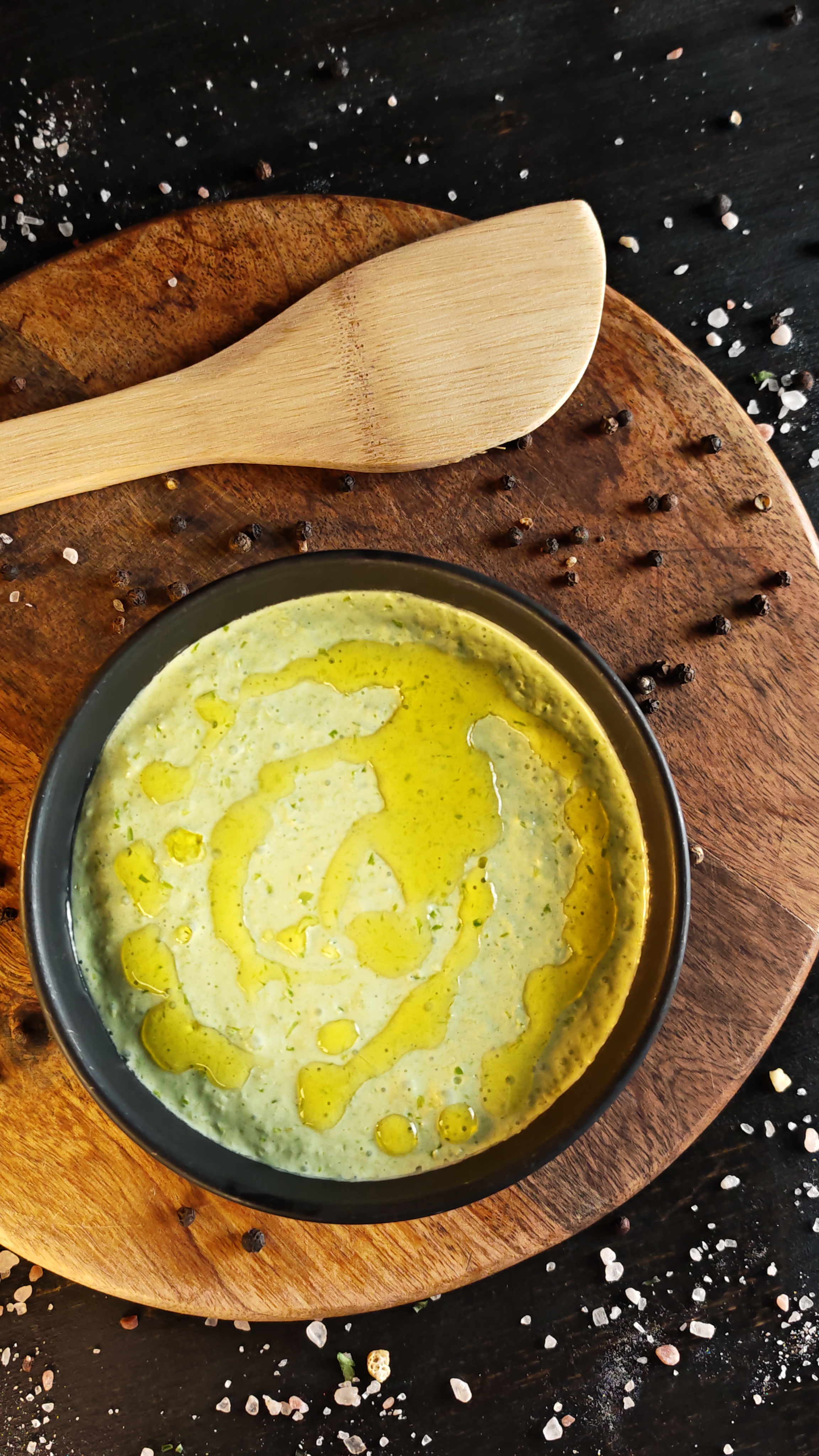 Sos de usturoi verde – rețetă rapidă, aromată și perfectă pentru orice preparat