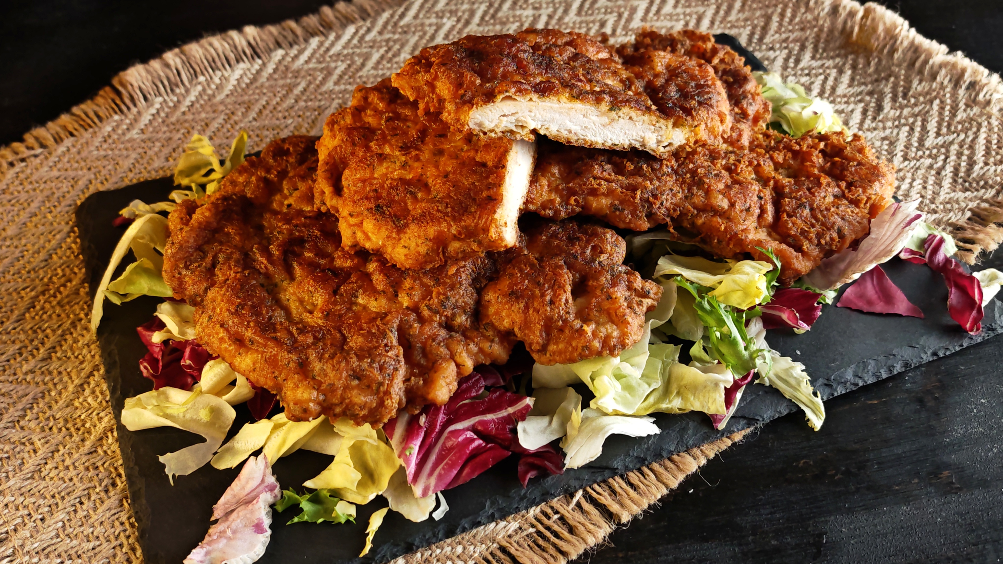 Șnițele în crustă de parmezan și ierburi - Rețeta gustoasă și aromată