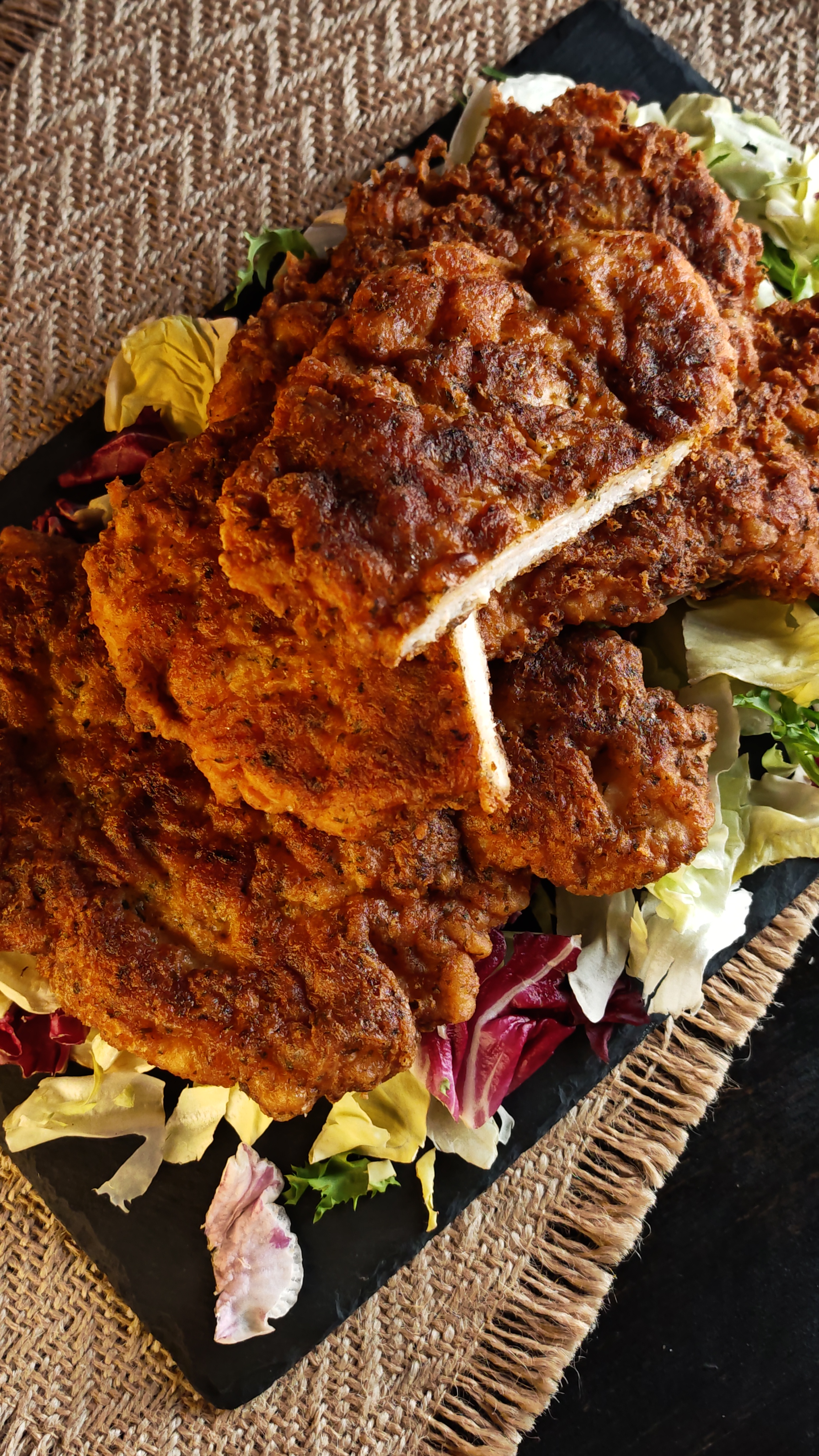 Șnițele în crustă de parmezan și ierburi - Rețeta gustoasă și aromată